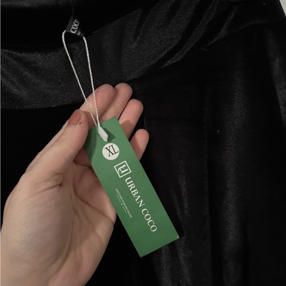 Elegant Black Velvet Skirt - Picture 3 of 5